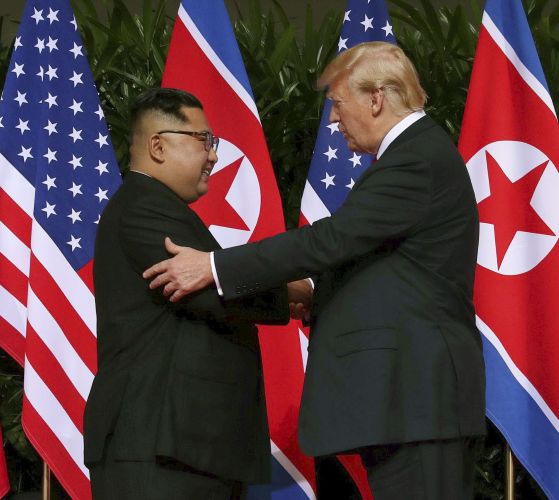 2018年6月、米朝首脳会談の冒頭で握手する金正恩氏とトランプ氏