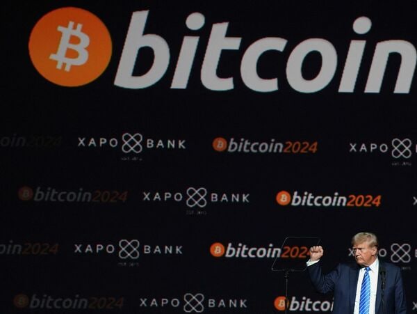 ビットコインのイベント「ビットコイン2024」に登壇したトランプ氏。大統領選での勝利でビットコインも上昇した(写真:ロイター/アフロ)