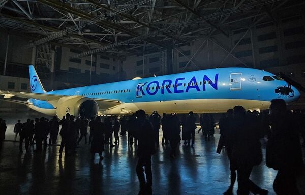 青を基調としたデザインに変わった大韓航空(写真:ロイター/アフロ)