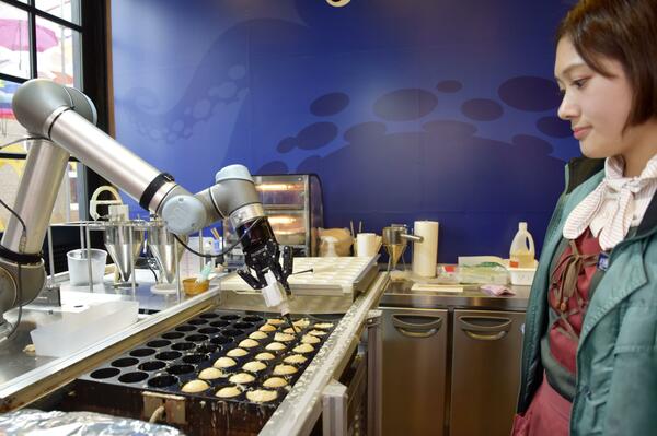 たこ焼きを作るコネクテッドロボティクスの調理ロボット=長崎県佐世保市のハウステンボス(写真:共同通信社)